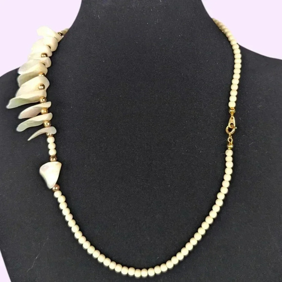 (2/$20) Vintage Beaded "Claw" Shell Necklace - Picture 5 of 6